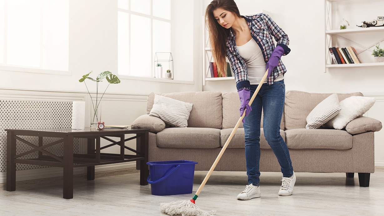 La mopa más práctica es aquella que se dobla para adaptarse a las esquinas  y rodapiés de tu casa