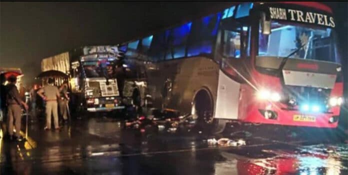 Al menos 18 muertos tras la colisión de un camión contra un autobús