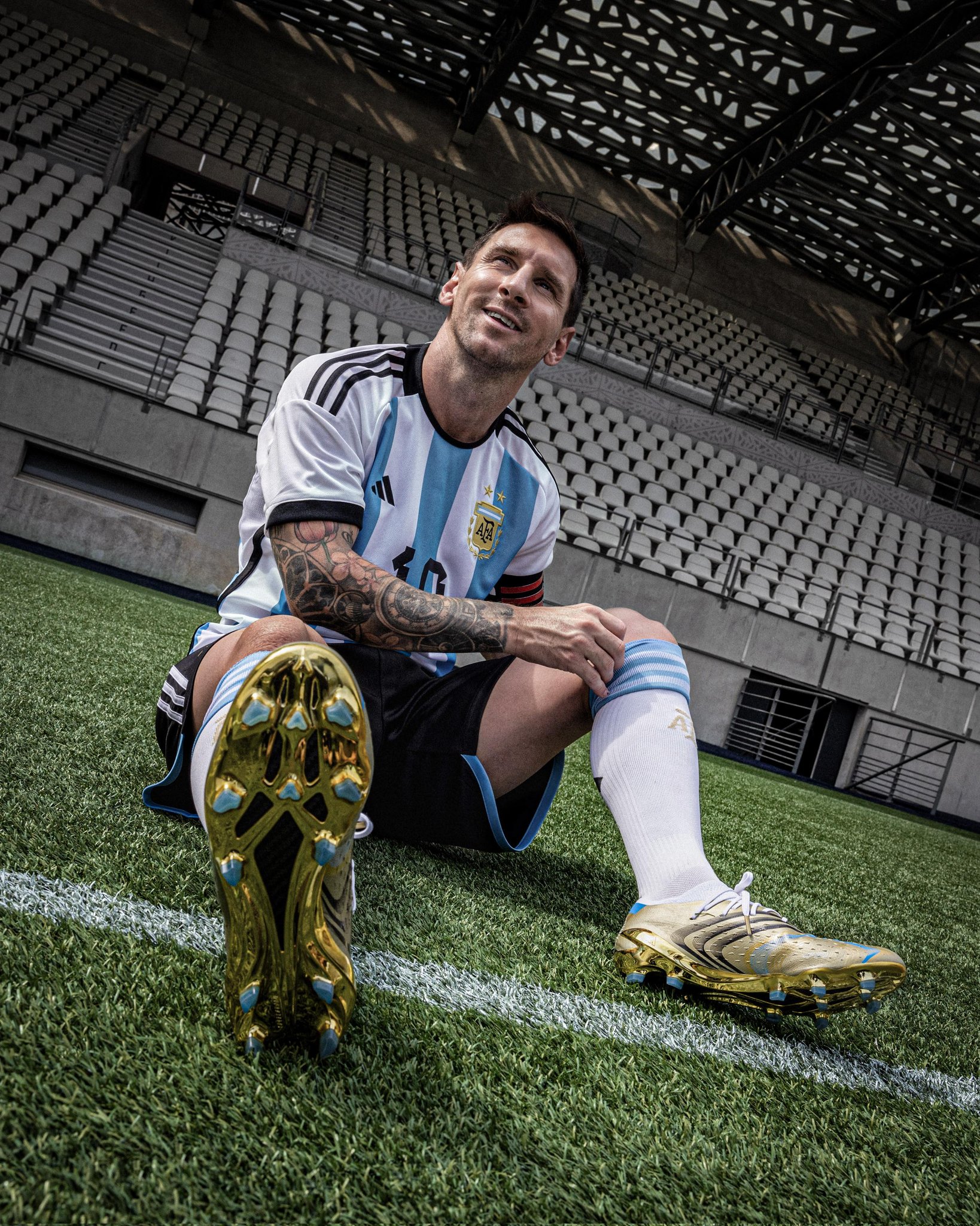 Lionel Messi presenta sus botas del de Qatar – Diario 2001
