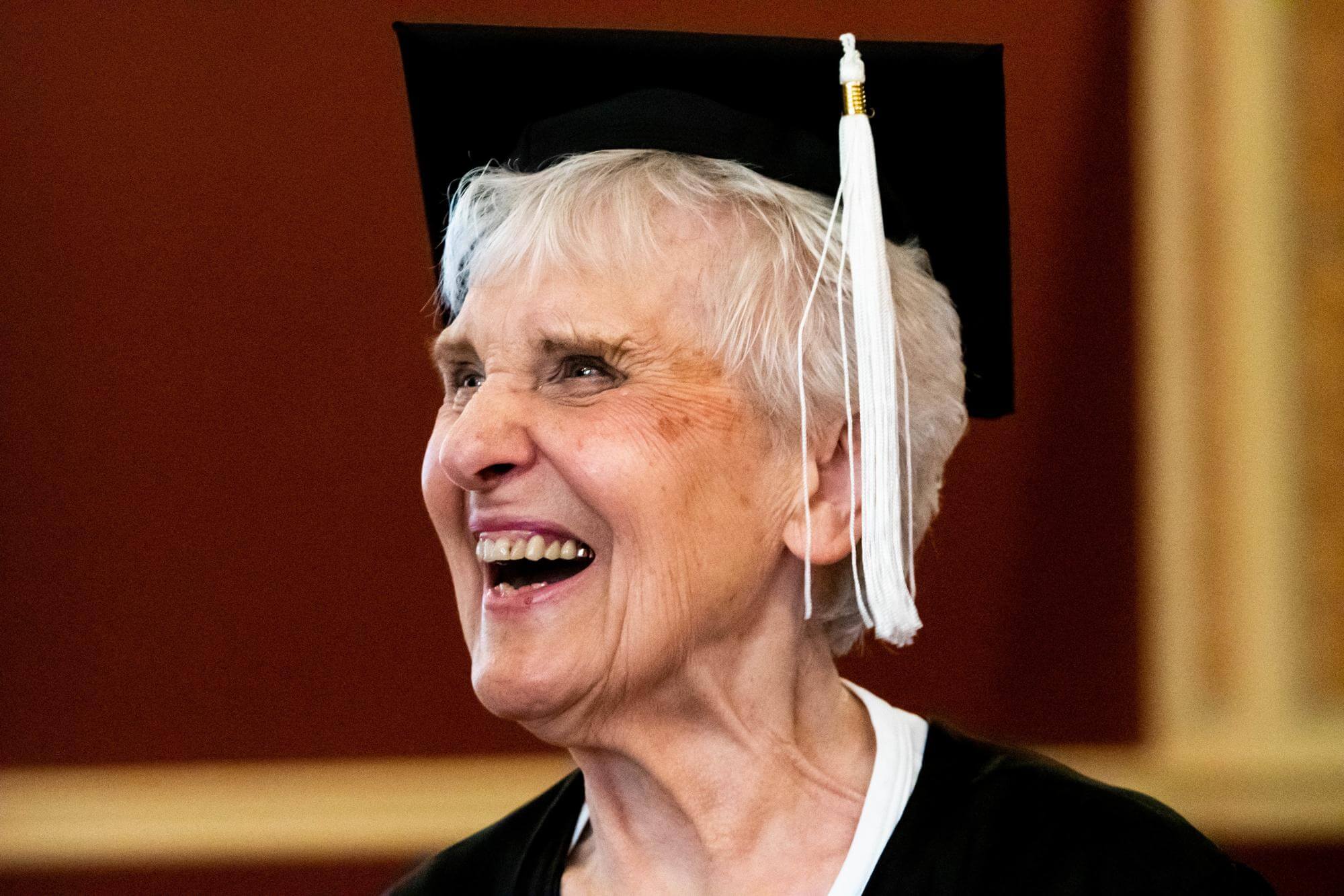 Mujer de 90 años se graduó luego de iniciar la universidad hace 71 años